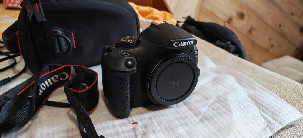 Aparat foto DSLR CANON EOS 2000D (body) cu accesorii