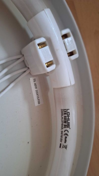 Corp de iluminat cu tub fluorescent circular