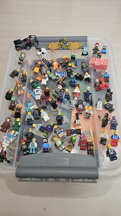 Продавам Lego фигурки и около 4кг set