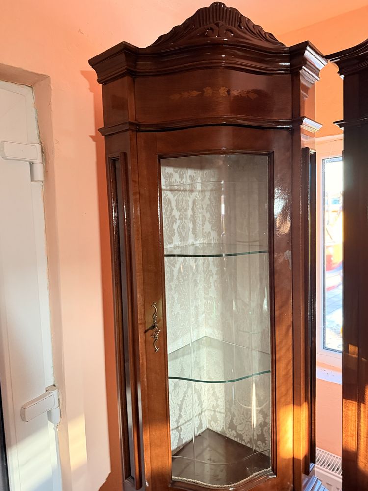 Vitrina pe colt din italia