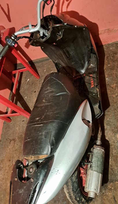 Vând scuter 80 cc 4t in stare bună .am si ceva