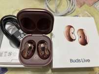 беспроводные наушники Samsung Galaxy Buds Live.