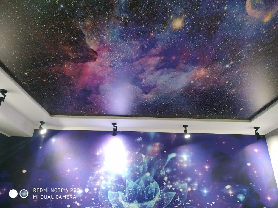 Натяжные потолки любой сложности.