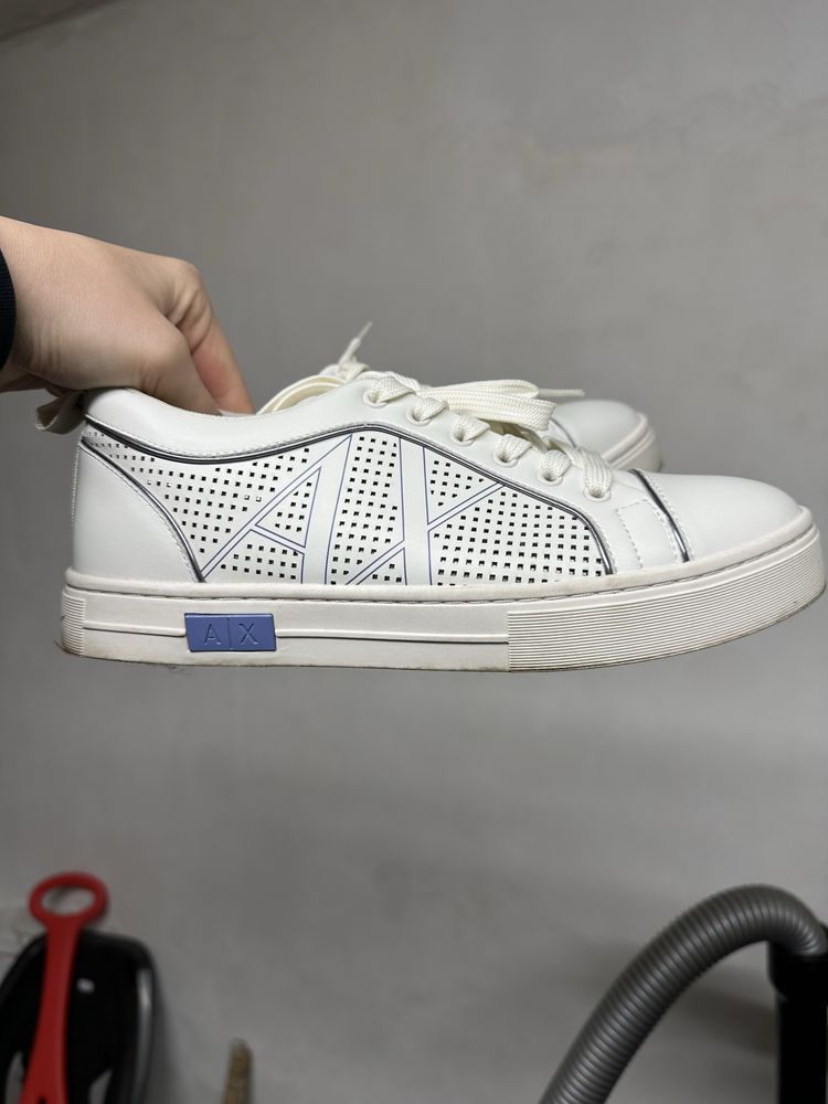Nike, Armani Exchange,Bullboxer,Stradivarius
