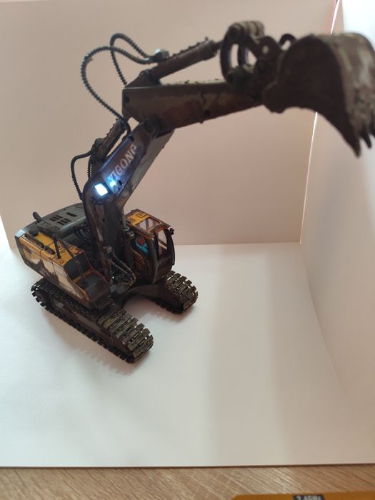 Vând excavator stilizat