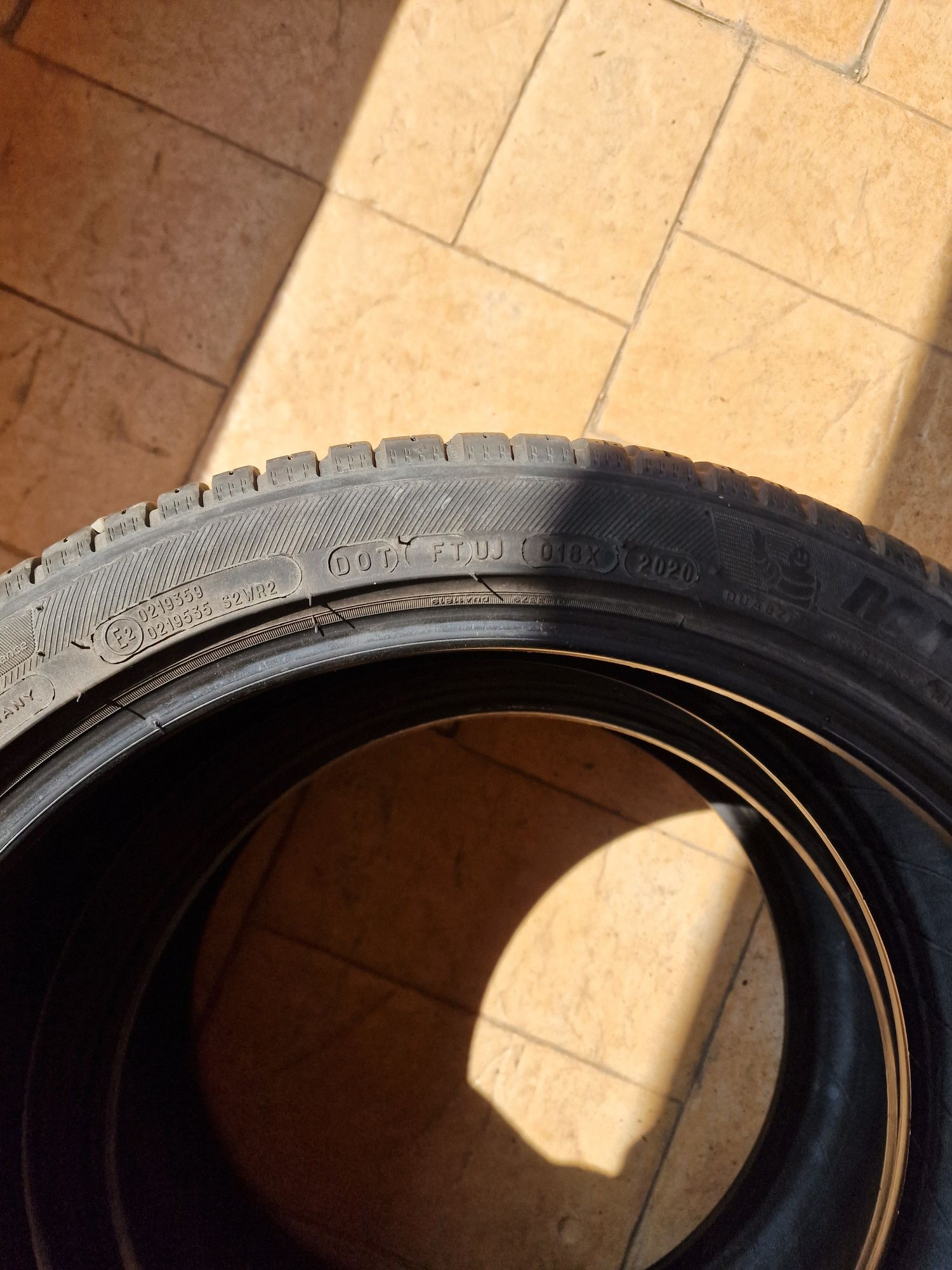 Vând 2 cauciucuri  Michelin  225 40 19  all season