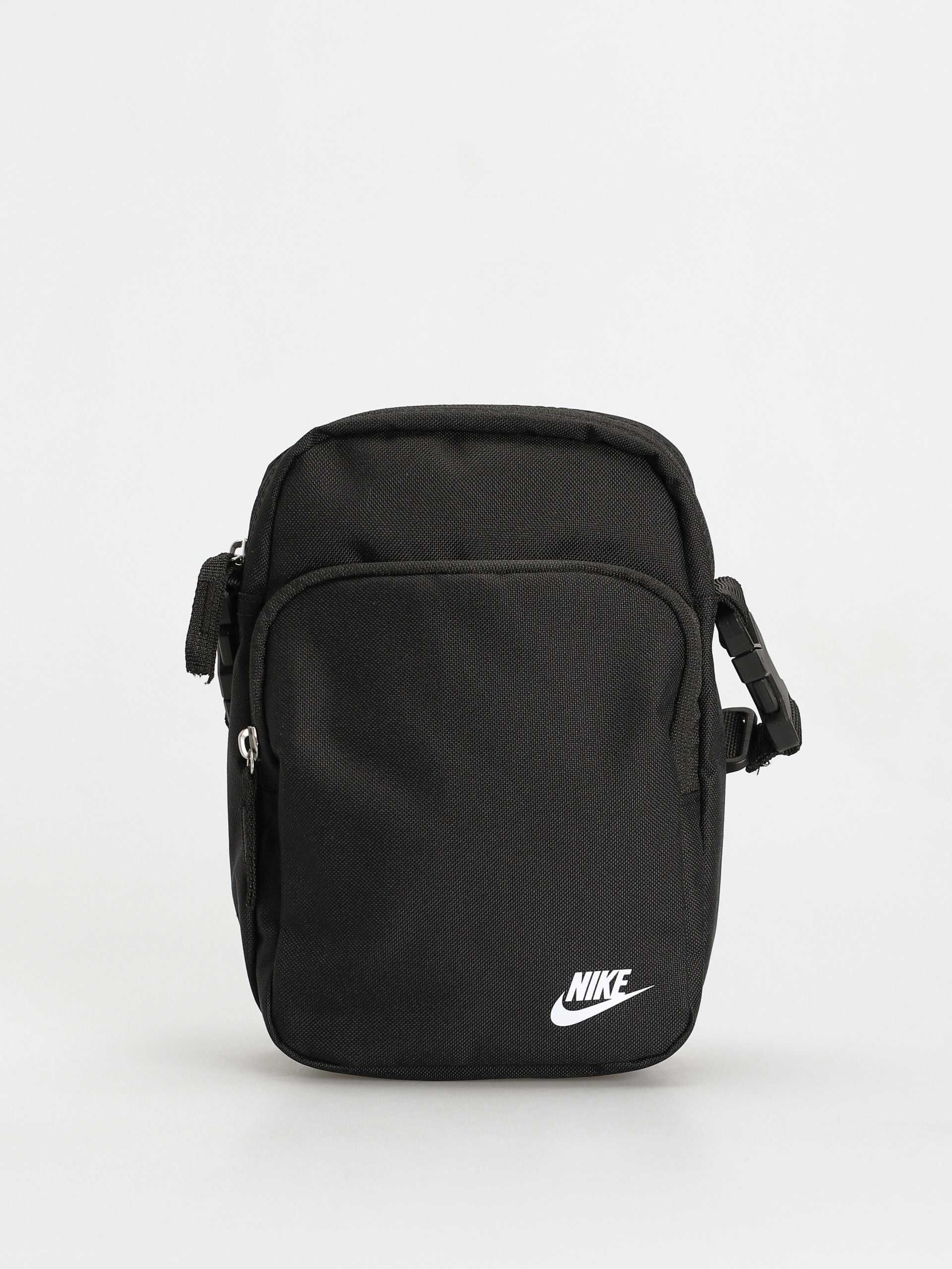 Продавам оригинална Nike чантичка