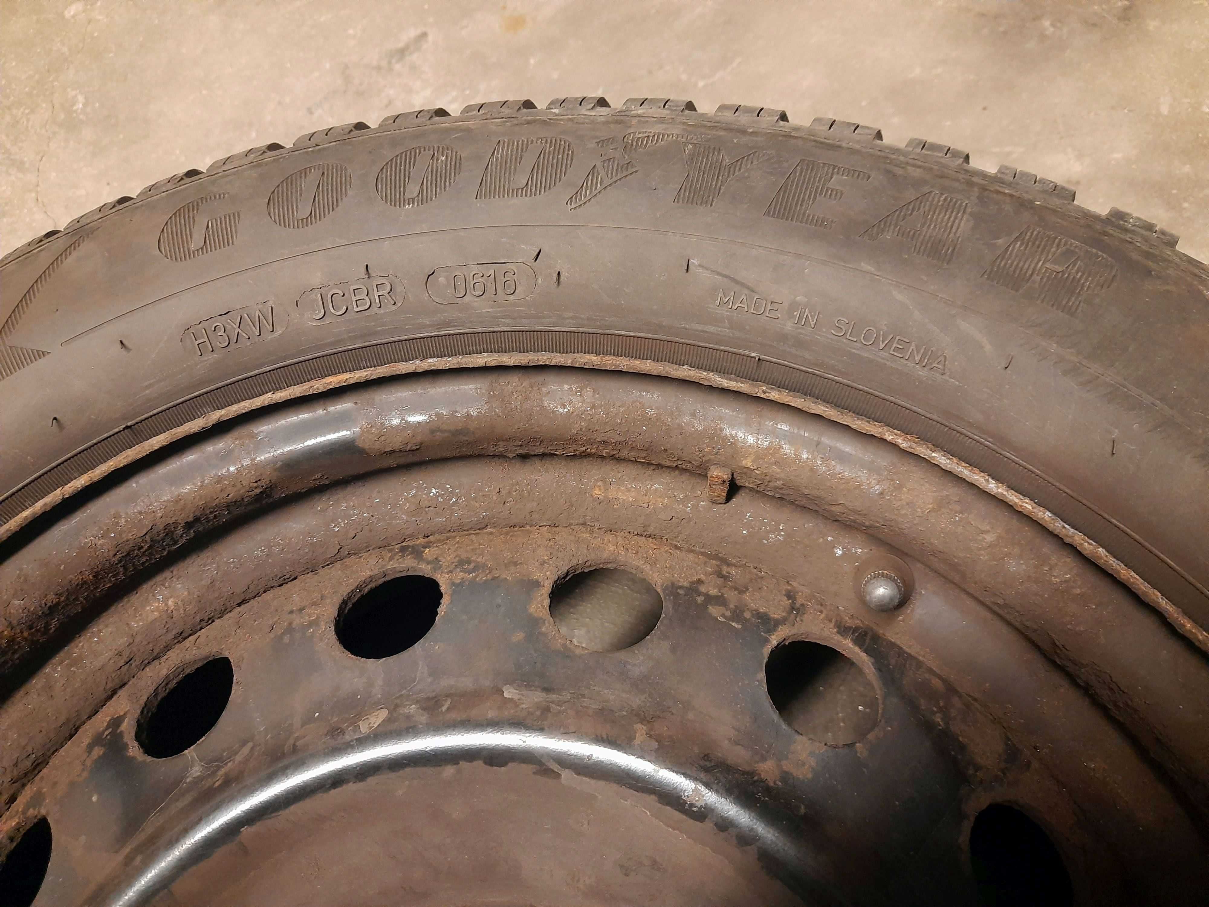 4бр. зимни гуми Goodyear 205/60 R16 със джанти за Toyota