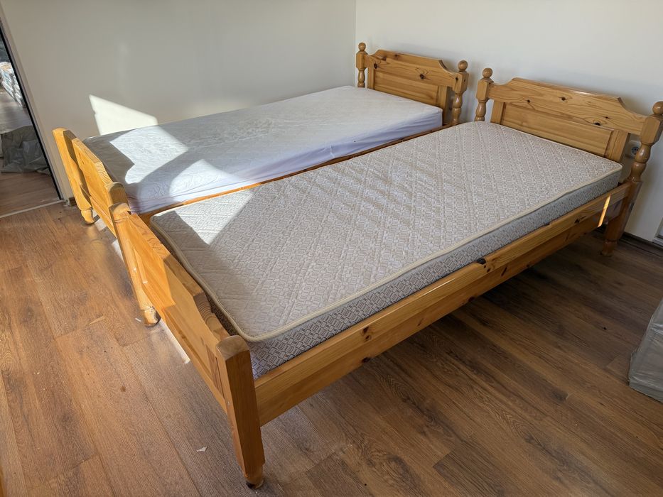 Дървени легла 6 броя с матраците