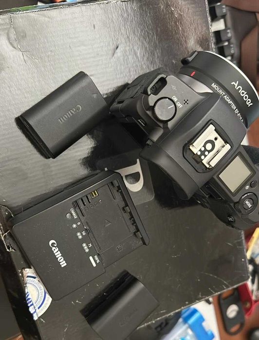 Фотоаппарат Canon EOS-R.