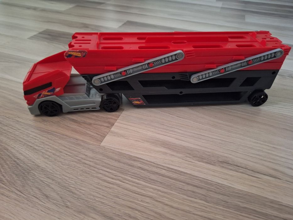 Hot Wheels Mega *tir transportor