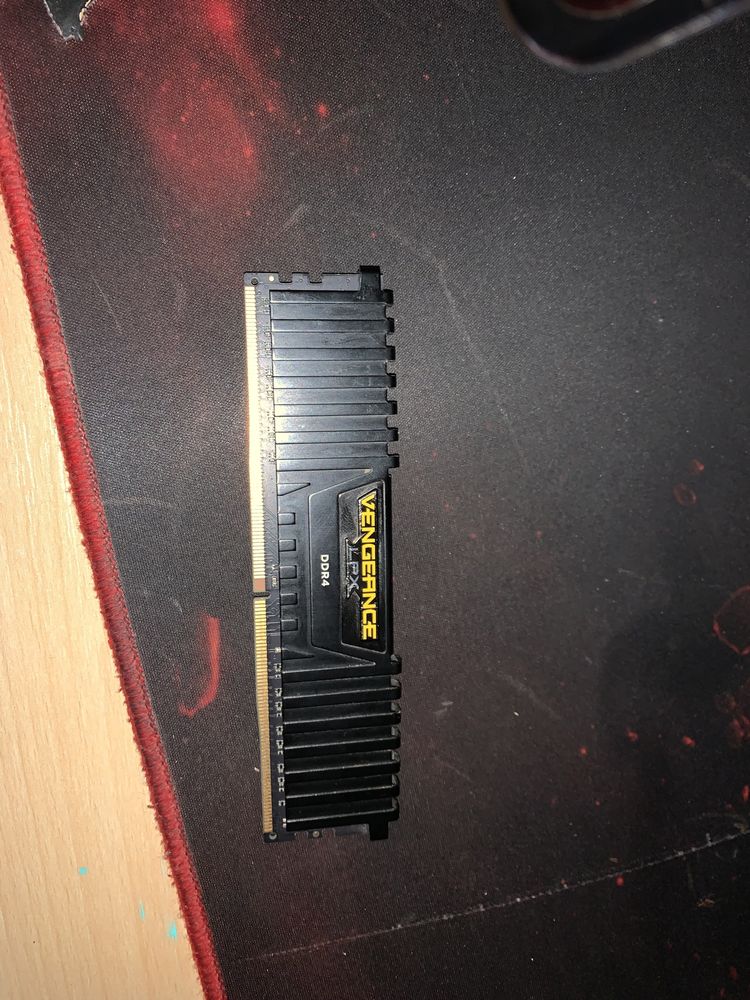 Memorie vengeance8gb ram 2400mhz Cl16