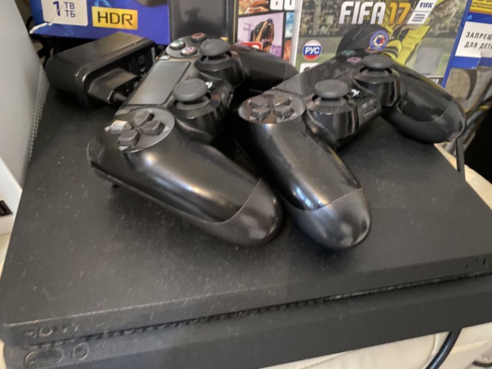 PlayStation 4 с играми и двумя джойстиками в комплекте