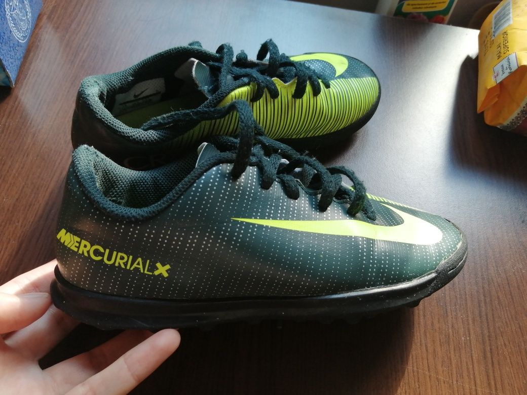 Adidasi fotbal Nike nr 32