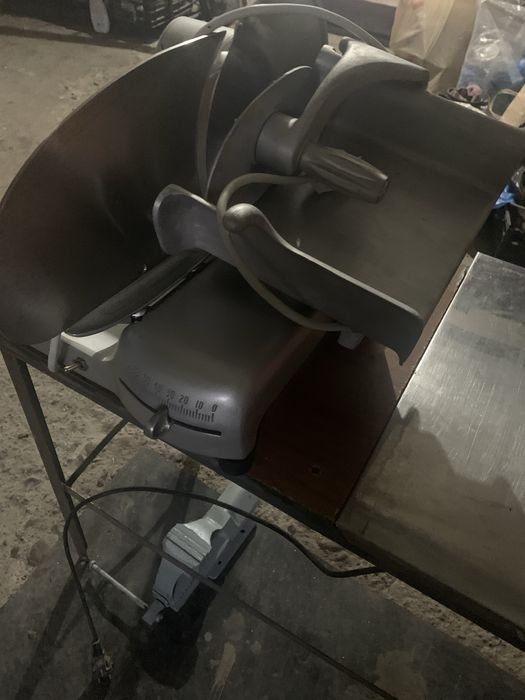 Vand feliator profesional pentru carne