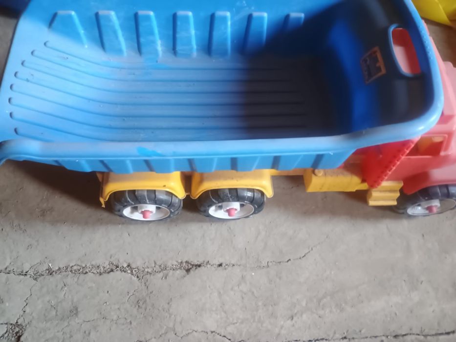 Vand camion de jucarie, stare buna, pret 80 lei.