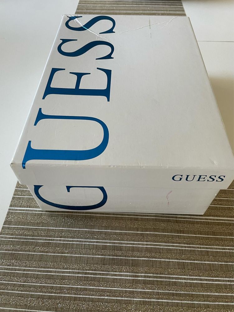 Бежови лачени токчета Guess размер 39