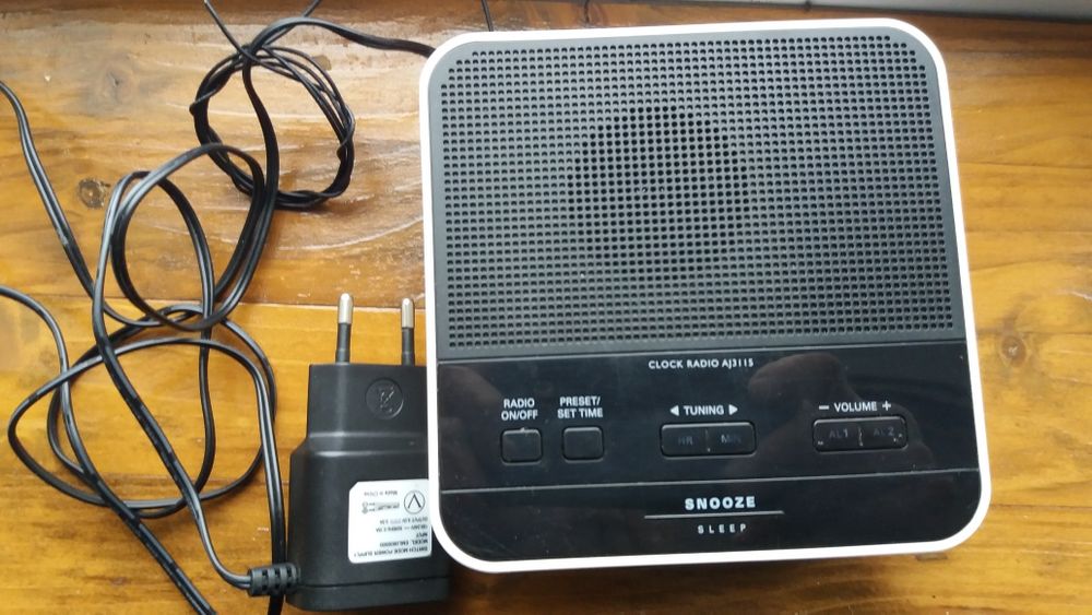 Продавам радиочасовник Philips AJ3115 в отлично състояние.