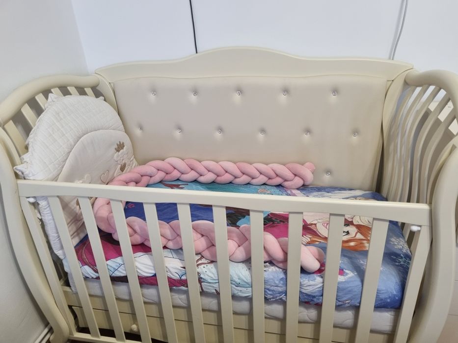 Vand patut tapitat cu cristale swarovski+comoda infasat+saltea