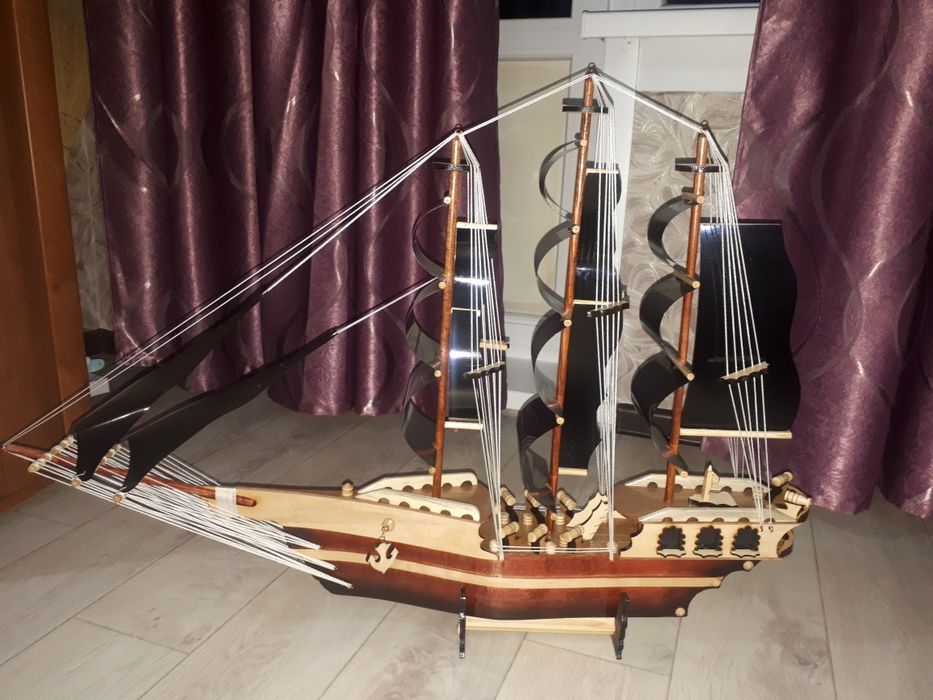 Продам деревянный корабль