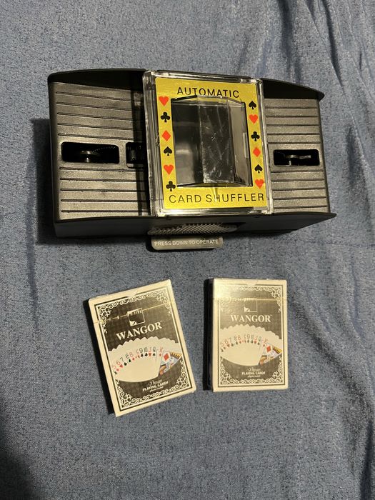 Машинка за разбъркване на карти + 2 тестета карти