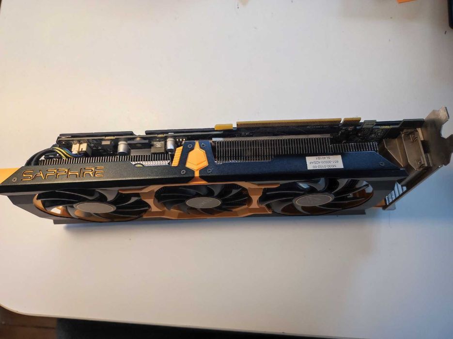 Продават се 2 видеокарти Radeon R9 270X на AMD