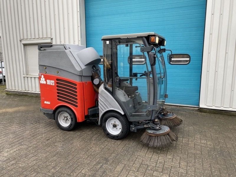 Bobcat cu perie / automaturatoare stradală