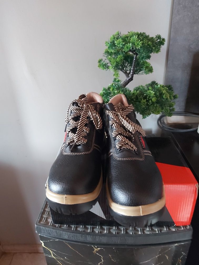 Чисто нови работни обувки