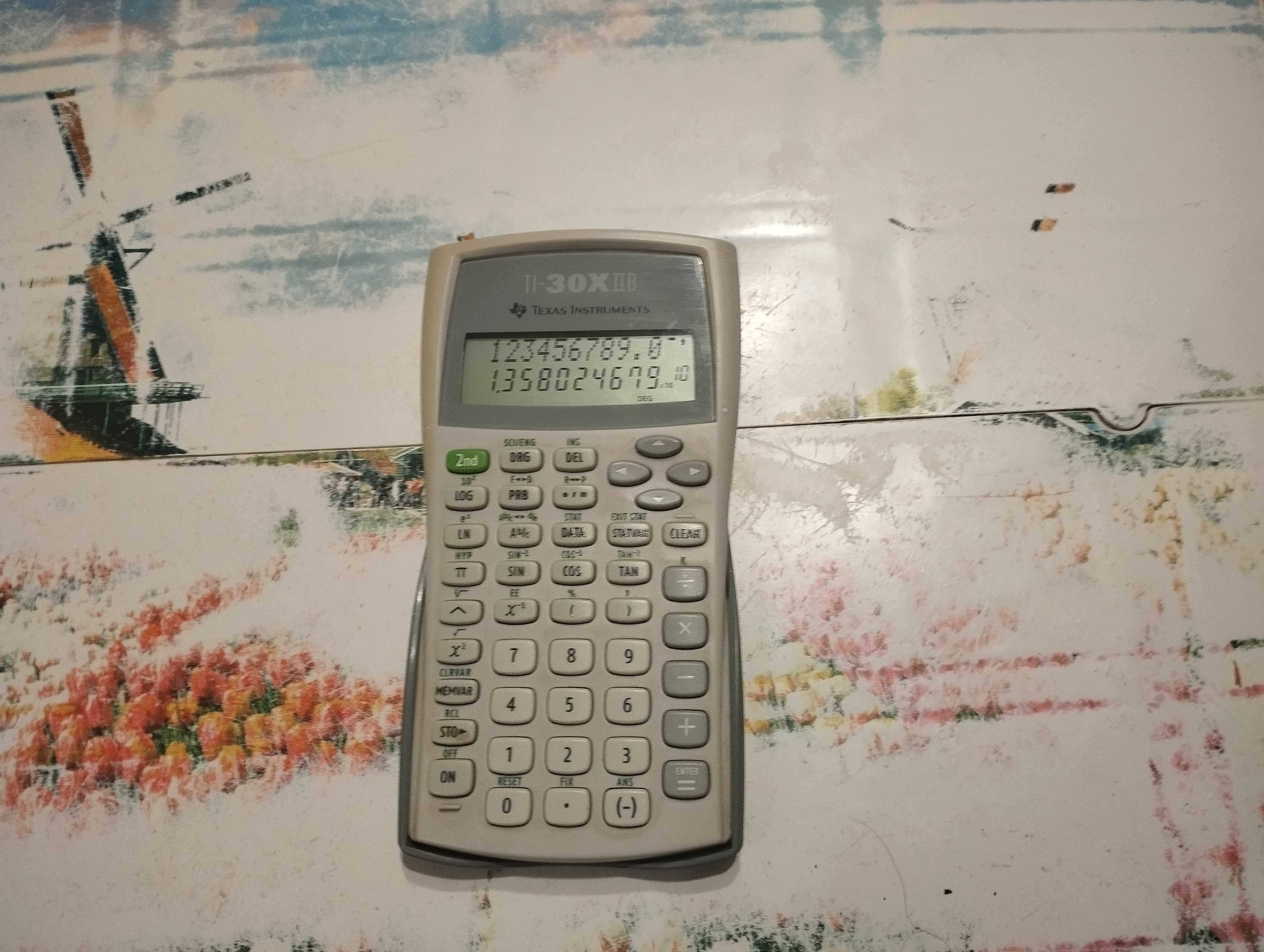 Научен калкулатор Texas Instruments TI-30XIIS, работещ отлично.