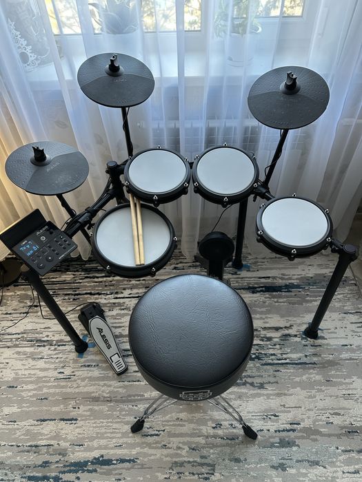 Продам ударную установку Alesis Nitro Max Kit