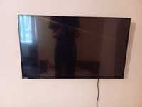 Телевизор в идеальном состоянии в комплекте с кронштейном на стену