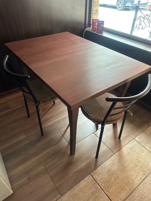 Трапезни маси и комплекти