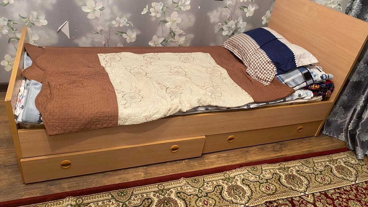 Шкаф, кровать, компьютерный стол