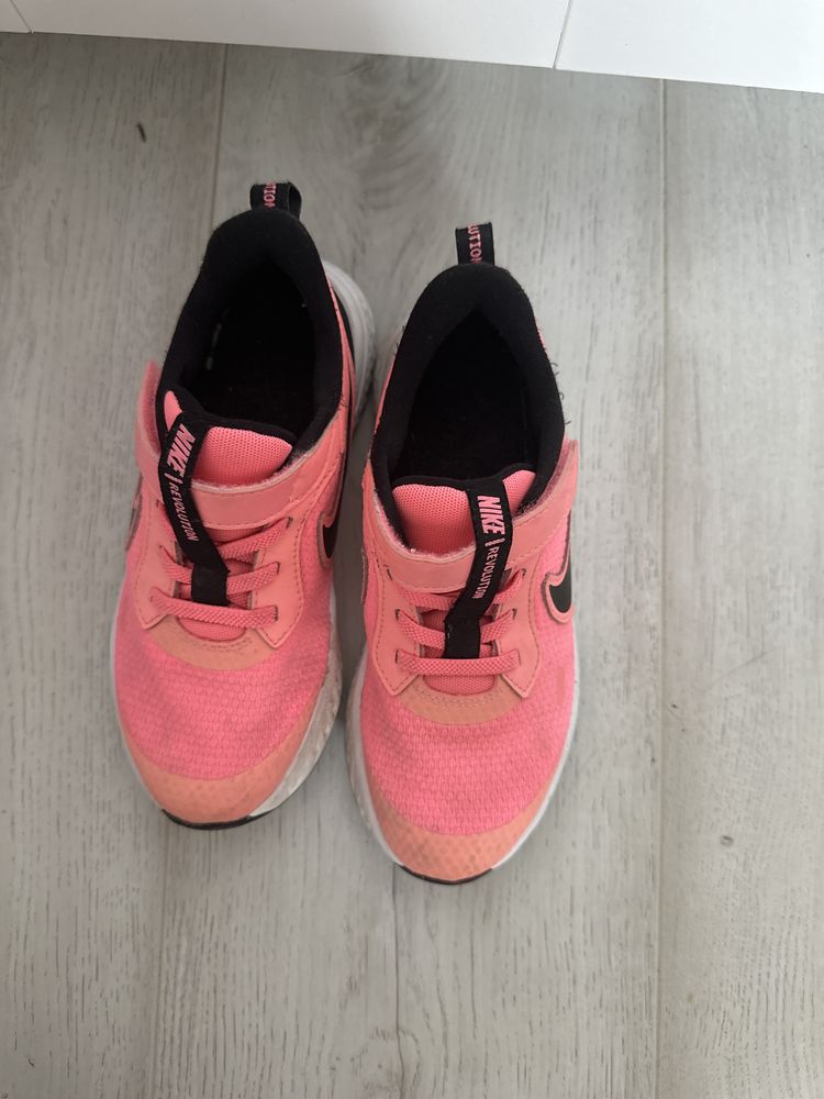 Nike revolution маратонки