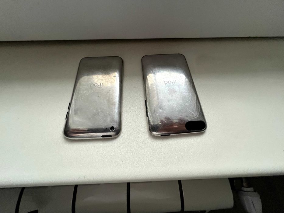 2 bucati iPod - uri capacitate 8 Gb