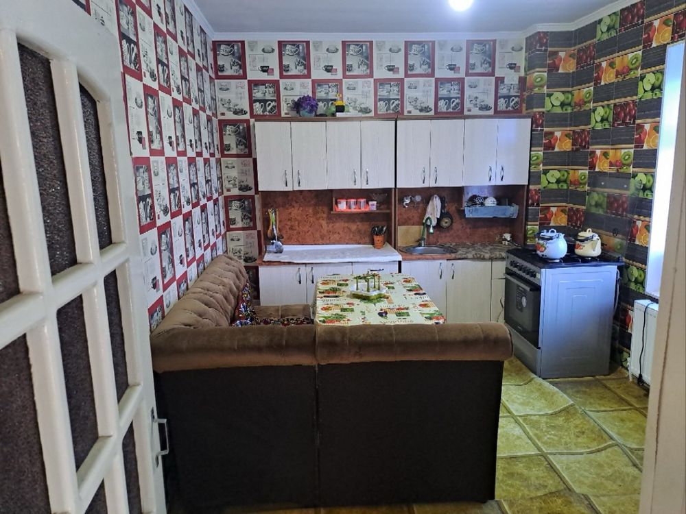 Hovli uy sotiladi 2 etaj 6 sotix