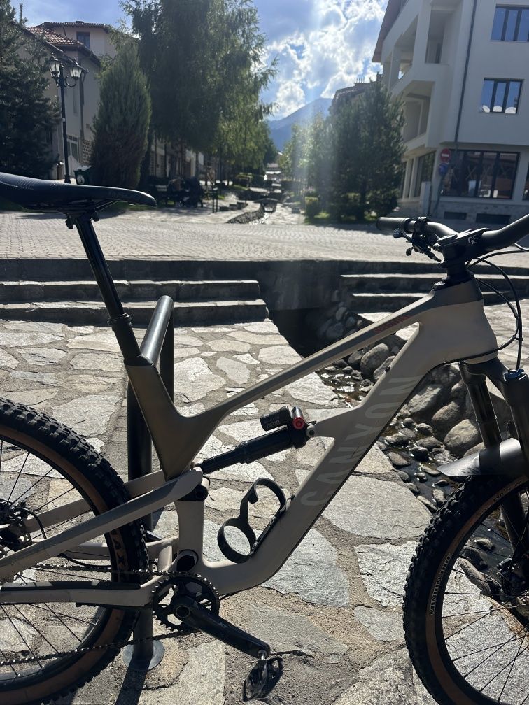 Карбонов планински Canyon Spectral CF8 Не е cube trek Santa Cruz YT