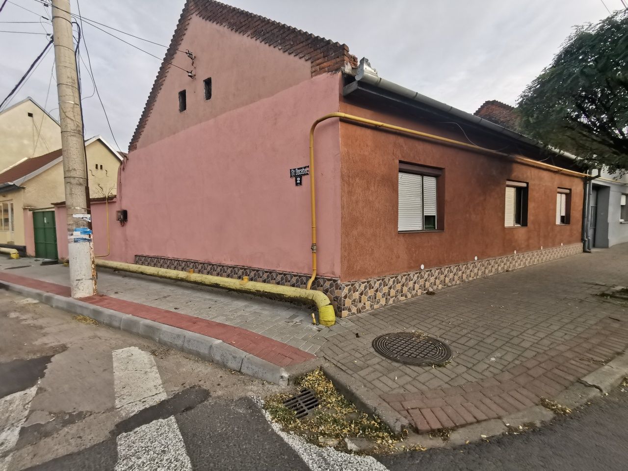 Ofer casa spre închiriere doar pentru spatii comerciale!