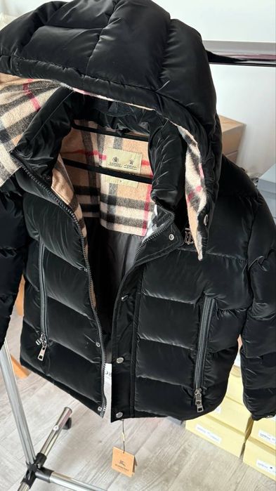 Geaca barbati Burberry
Calitate Premium 
 L 

650 lei