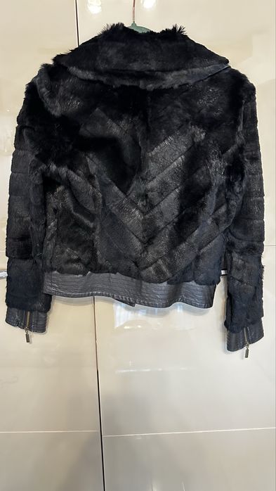 Haina blana cu piele