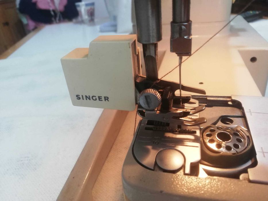 Mașina de cusut electrica Singer 533