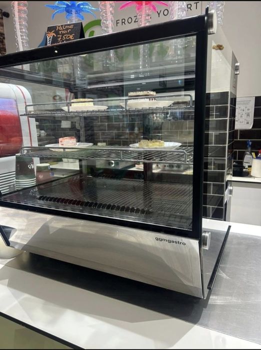 Vitrina frigorifica pentru prajituri, stare impecabila, putin folosită