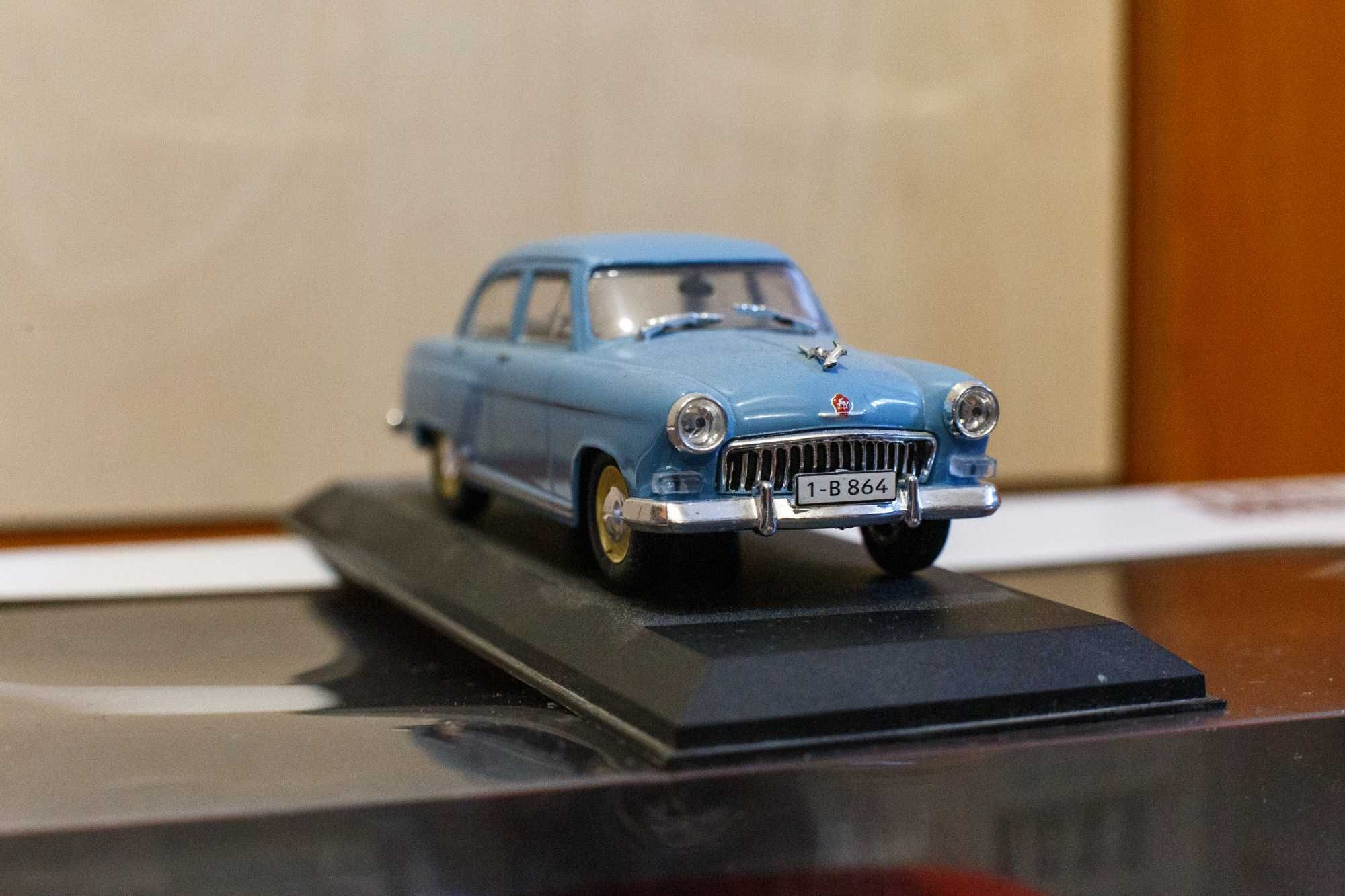 Macheta Renault 8 Major 1/18 + bonus