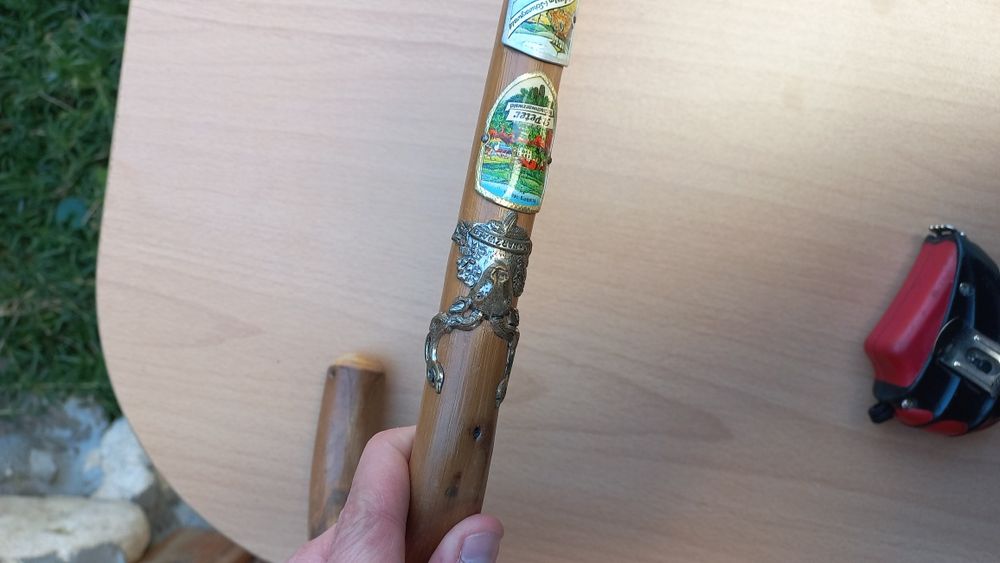 Туристически бастун с значки