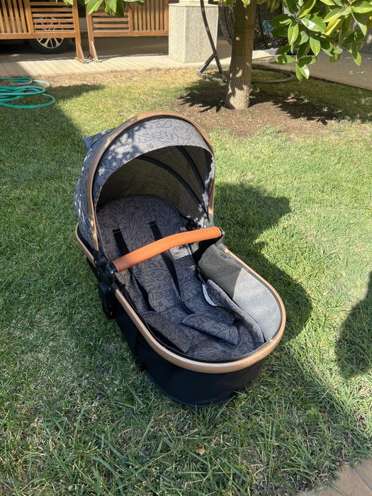 Коляска отличного качества в хорошем состоянии