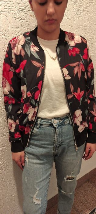 Черен с цветен дизайн тънко яке