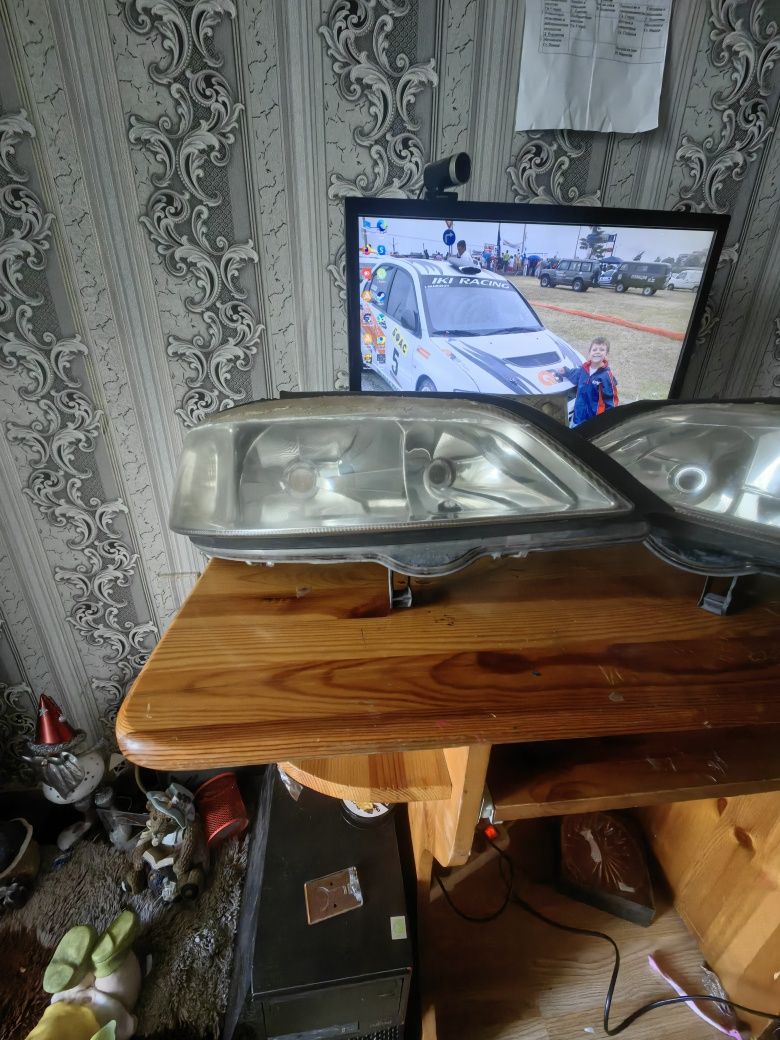 Продавам фарове за Астра г