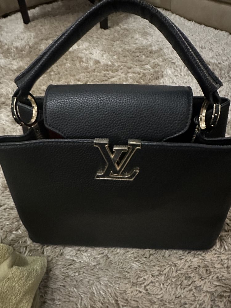 Чанта Louis Vitton и чанта Adidas