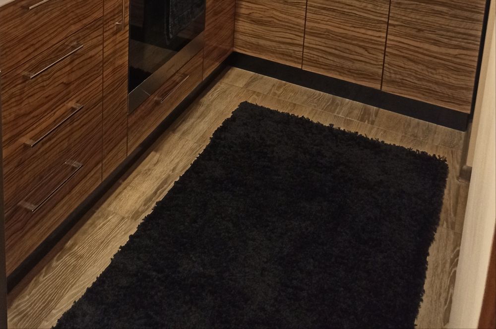 Черен килим с дълъг косъм