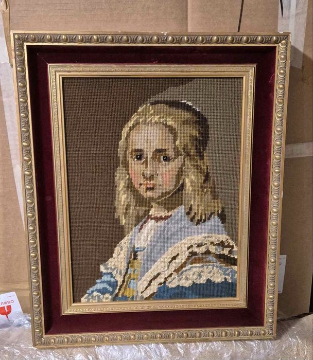 Стар гоблен с масивна дървена рамка с кадифе